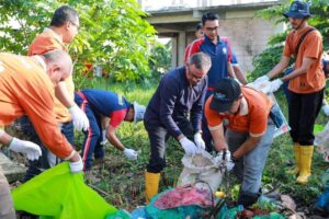 Kerja Bukan Cuma Kata, Jefridin Menyatu Bersama Warga Bersihkan Sungai Bengkong