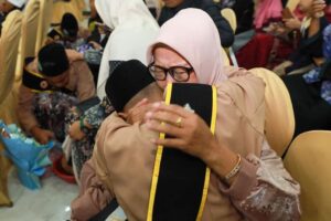 Tangis Anak pada Orang Tuanya di Wisuda Ponpes Al-Amin MCD, Bikin Haru Jefridin