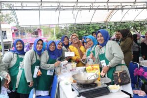 KATA FOTO: Marlin Bikin Menyala Ibu-ibu PKK Lubukbaja saat Memasak Hasil Perikanan