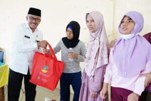 Kasih Sayang, Jefridin Tergerak Serahkan Sembako & Kursi Roda untuk Lansia & Difabel