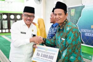 Ratusan Tokoh Agama di Seibeduk Terima Insentif, Jefridin: Ini Bentuk Apresiasi Pak HMR