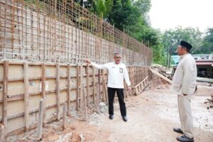 Khawatir Longsor, Jefridin Langsung Cek Pembangunan Batu Miring Puri Malaka Tiban