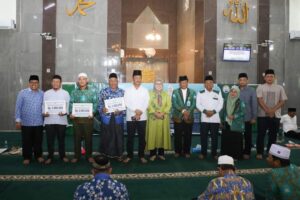 KATA FOTO: HMR & Marlin Serahkan Insentif Tokoh Agama di Batamkota: Semoga Berkah