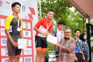Bangga, Jefridin Serahkan Medali untuk Para Juara Kejurnas Balap Sepeda di Kota Batam