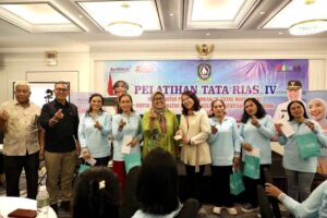 KATA FOTO: Cantik Tak Harus Mahal, Marlin Bagi Trik kepada Ibu-ibu di Pelatihan Tata Rias