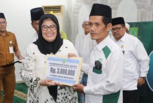 Serahkan Insentif Tokoh Agama di Nongsa, Marlin Puni Kepedulian HMR & Pemko Batam