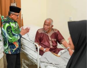 Tokoh Sambau Terharu, Jefridin Menjenguk ke RS Bhayangkara, Sambil Serahkan Bantuan