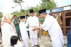KATA FOTO: HMR & Marlin Salat Iduladha di Masjid Sultan dan Serahkan Enam Sapi Kurban