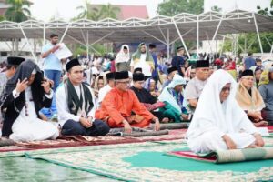 KATA FOTO: Kompaknya Jefridin & Keluarga Rayakan Iduladha dengan Baju Melayu Senada