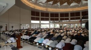 Jemaah Salat Iduladha 1445 H/2024 M di Masjid Tanjak Meluber hingga ke Halaman