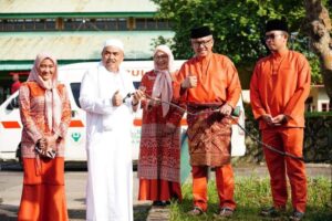 Usai Salat Iduladha di Engku Putri, Jefridin Serahkan Sapi Kurban di Masjid Baiturrahman