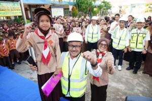 Jefridin Tinjau Rehabilitasi SMPN 30 & SDN 11 Bengkong sambil Berbagi Motivasi Asyik
