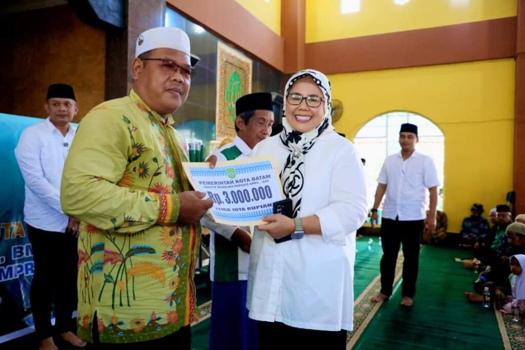 KATA FOTO: Marlin Serahkan Insentif Pemko Batam untuk Tokoh Agama Kecamatan Batuaji