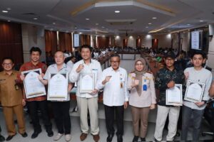 Jefridin Serahkan Penghargaan untuk Para Pahlawan yang Membantu Kendalikan Inflasi
