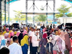 KATA FOTO: Kenalkan Hidup Bersih & Sehat, Marlin Disambut “Uhuy” Masyarakat Sagulung