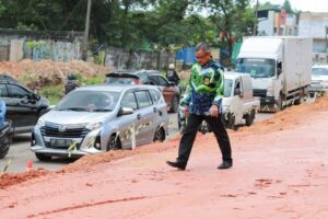 Jalan Kaki, Jefridin Jajal Perbaikan Jalan yang Baru Ditimbun di Depan PT Hijrah