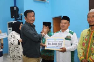 KATA FOTO: HMR, Marlin & Jefridin Bagikan Insentif Tokoh Agama Se-Kecamatan Galang