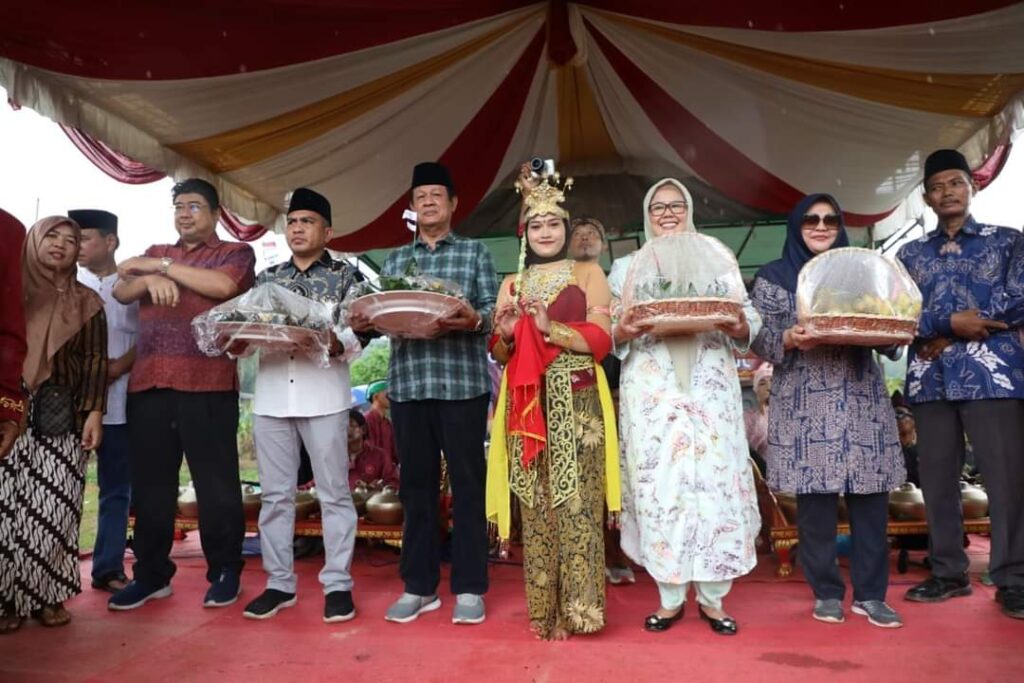 KATA FOTO: Marlin Hadiri Sedekah Bumi di Batam, Warga pun Semarak Berebut Gunungan