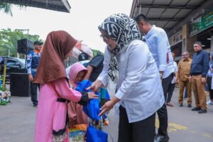 KATA FOTO: Hujan Tak Halangi Cinta Marlin & Jefridin Bagikan Ribuan Sembako Bersubsidi