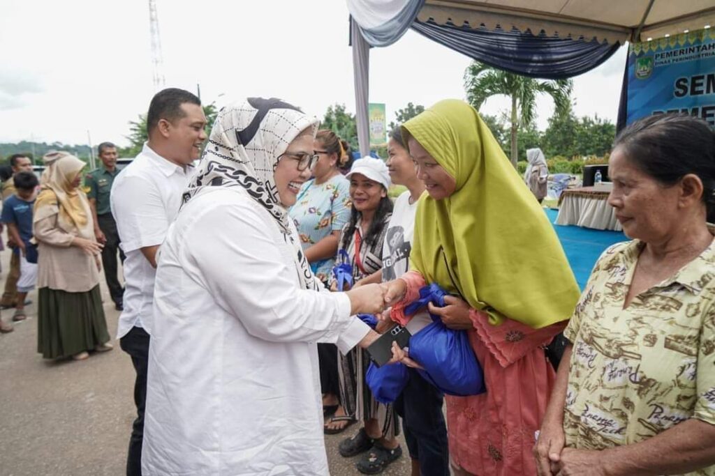 Bagikan 4.500 Sembako Murah di Seibeduk, Marlin Minta Dahulukan Ibu Hamil & Lansia