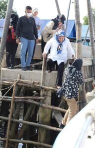 KATA FOTO: Pagi-pagi Marlin Sudah Kerja ke Pulau Buluh Sambil Bagikan Sembako Murah