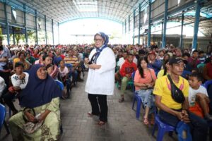 KATA FOTO: Dari Pulau Buluh, Marlin Lanjut Kerja Bagikan Sembako Bersubsidi di Sagulung