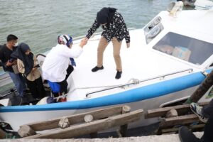 Bekerja dengan Cinta, Marlin Naik Turun Tangga & Pelantar, Sukseskan Bulan Cinta Laut