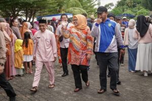 KATA FOTO: Lelah Kerja Marlin Berganti Bahagia ketika Melihat Warga Tersenyum