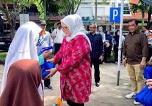 Berbatik Merah & Hijab Putih, Marlin Bagikan 6.400 Sembako Bersama Jefridin di Sekupang