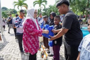 Giliran Warga Lubukbaja Terima Guyuran Sembako Murah, Marlin Gembira Turut Berbagi
