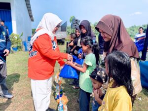 KATA FOTO: Kecamatan Ke-10! Marlin Kerja Bagikan 3.150 Peket Sembako di Galang