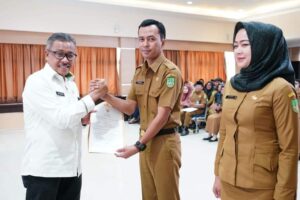Bagikan SK, Jefridin Ingatkan PPPK Teknis Kerja & Layani Masyarakat dengan “AKHLAK”