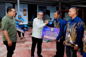 Jefridin Serahkan Insentif untuk Ketua RT/RW Seibeduk dan Sertifikat Tanah dari BPN