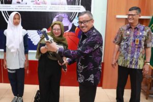 Serahkan Bantuan Alat Olahraga dari Pemko Batam, Jefridin: Jadilah Juara di Popda Kepri