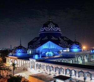 Memancar Laksana Berlian, Indahnya Kilau Cahaya Masjid Agung Batam di Malam Hari
