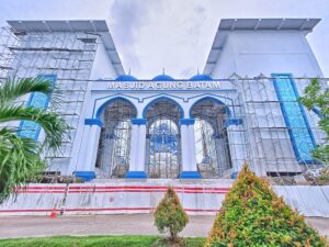 Gerbang Bertulis Masjid Agung Batam Sudah Megah Berdiri “Dipayungi” Tiga Kubah Indah