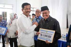 KATA FOTO: HMR – Marlin Serahkan Insentif Tokoh Agama & RT/RW di Belakangpadang