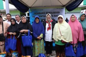 KATA FOTO: Marlin Pilih Sibuk Kerja, Bagikan Sembako Murah di Batuampar & Bengkong
