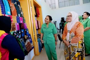KATA FOTO: Dipandu Marlin, Istri KSAD Borong Produk Kerajinan di Dekranasda Batam