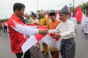 KATA FOTO: HMR Lepas 8.000 Peserta Pawai Pembangunan & Bagi 10 Juta Bendera