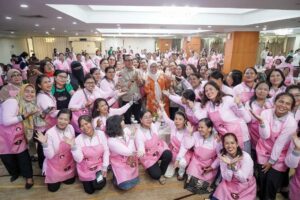 KATA FOTO: Serunya Ibu-ibu Ikut Pelatihan Life Skill Tata Boga Bersama Wagub Marlin
