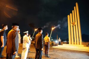 Dalam Temaram Obor, Jefridin Haru Kenang Jasa Pahlawan saat Renungan Suci HUT RI