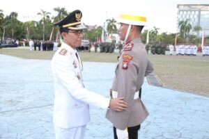 Usai Pimpin Upacara, Amsakar Jalan ke Tengah Lapangan, Salami Komandan Upacara