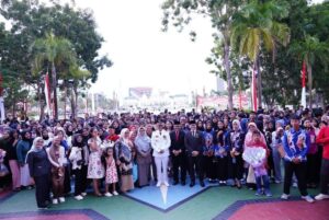 Usai Upacara HUT Ke-79 RI, Sekda Jefridin Temui Masyarakat & Ucapkan Terima Kasih
