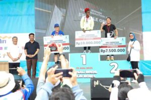 Kalungkan Medali Juara Fun Run Awal Bros 2024, HMR Ajak Warga Biasakan Berolahraga