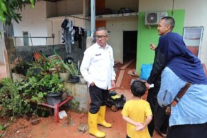 Bersepatu Boot, Jefridin “Nyebur” Beri Solusi Soal Banjir di Perumahan Devely Batubesar