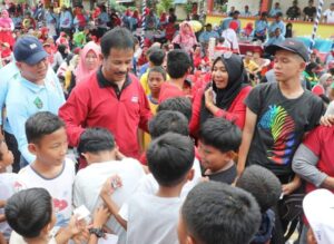 KATA FOTO: Suka Cita Ribuan Warga Sambut HMR di HUT RI Kecamatan Batuaji