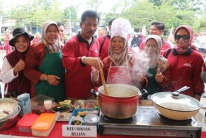 KATA FOTO: HMR Jadi Chef & Masak Bareng Ibu-ibu di HUT RI Batamkota, Warga pun Heboh
