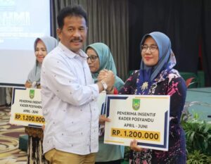 KATA FOTO: HMR Serahkan Insentif, Kader Posyandu Se-Kota Batam Sambut Bahagia