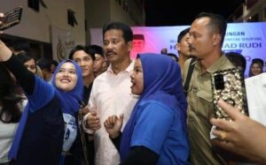 KATA FOTO: Tiba di Sekupang, Ribuan Warga Sambut HMR-Rafiq & Teriakkan “Gubernur!”
